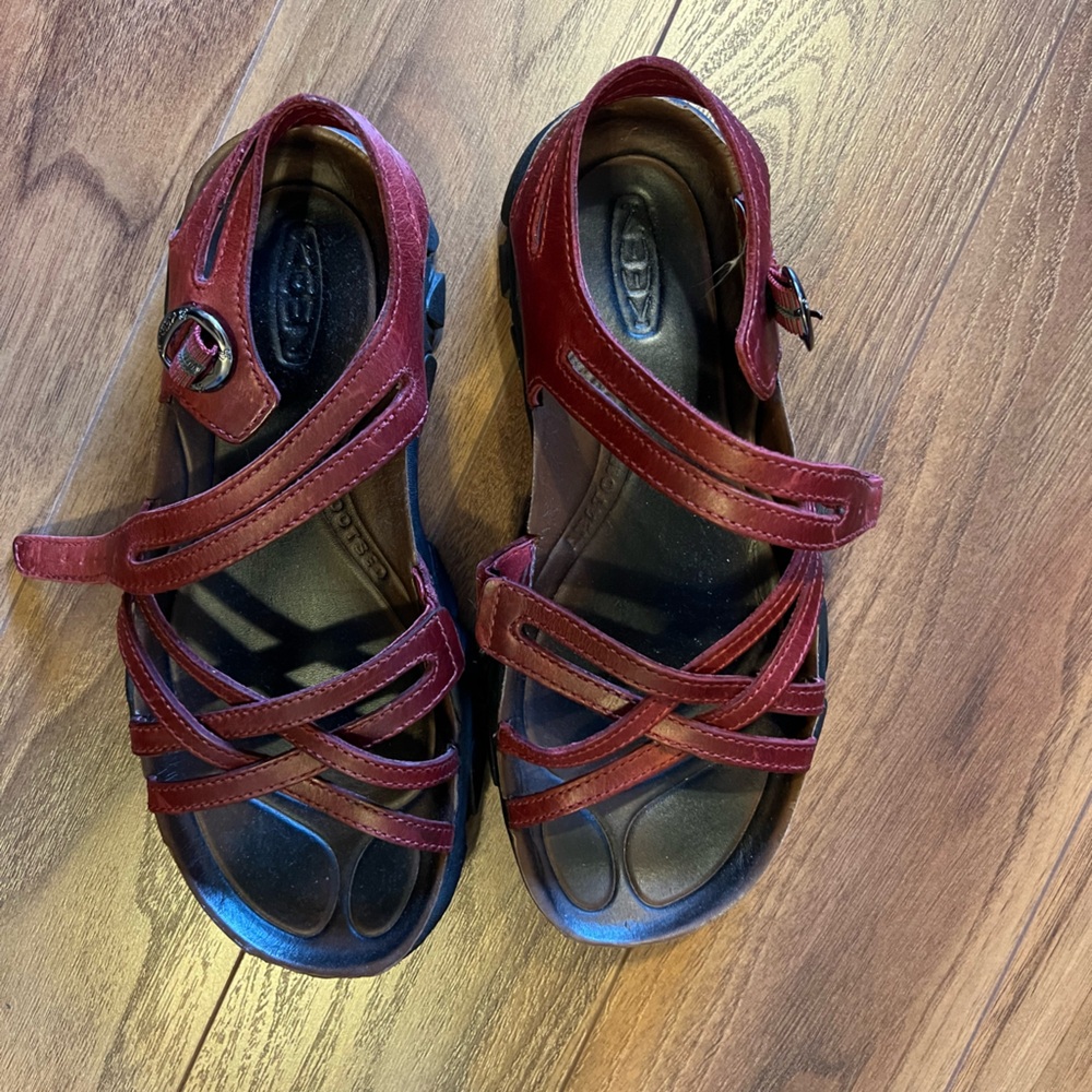 Keen Women's Burgundy Sandals 38.5 US 8